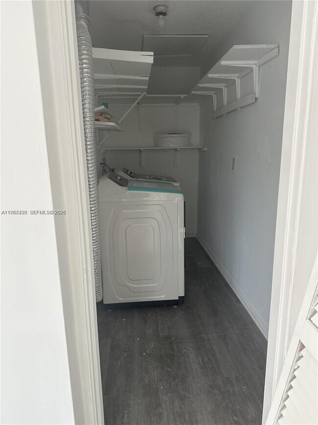 Building Photo - 3268 SW 25th St