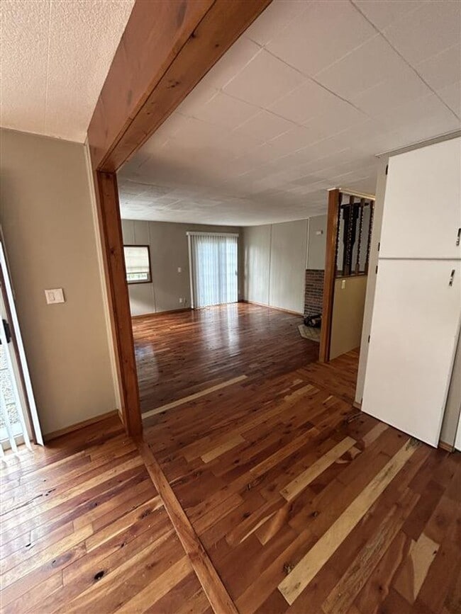 Building Photo - Two Bedroom One Bathroom House for Rent with Large Yard