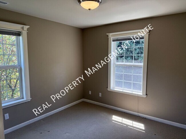 Building Photo - 1362 NW Lexington Ave