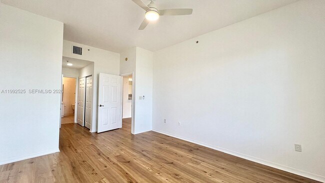 Building Photo - 1203 Town Center Dr