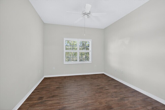 Building Photo - 625 Fairway Dr