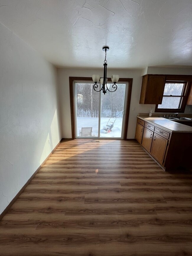 Building Photo - 2 Bed 1 Bath Duplex