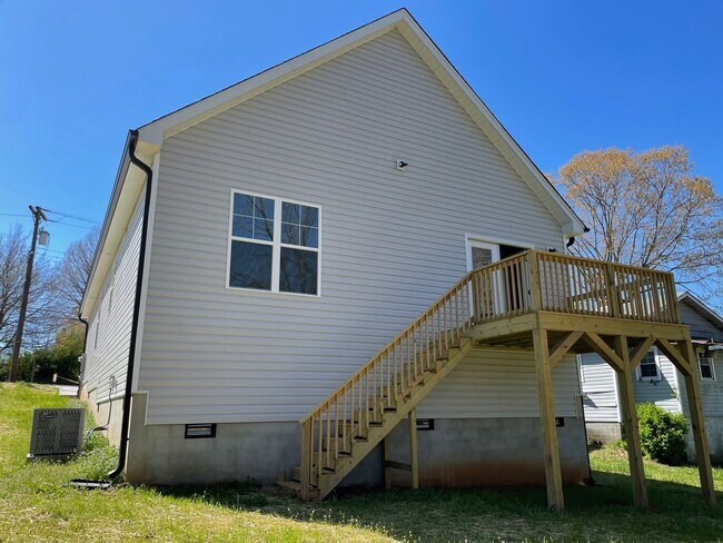 Building Photo - 922 Culbreth Ave