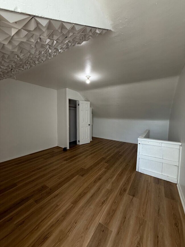 Building Photo - Large Home for family