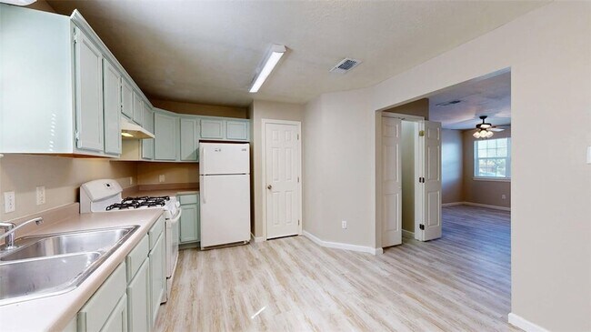 Building Photo - 306 Cherry St