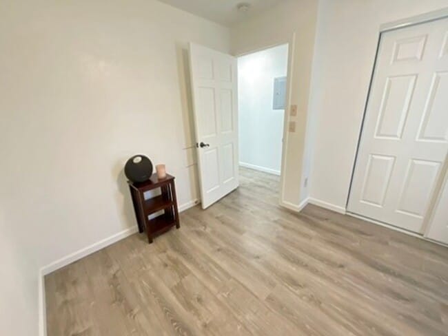 Building Photo - 2 bed 2 bath, Private yard, 2 parking stalls