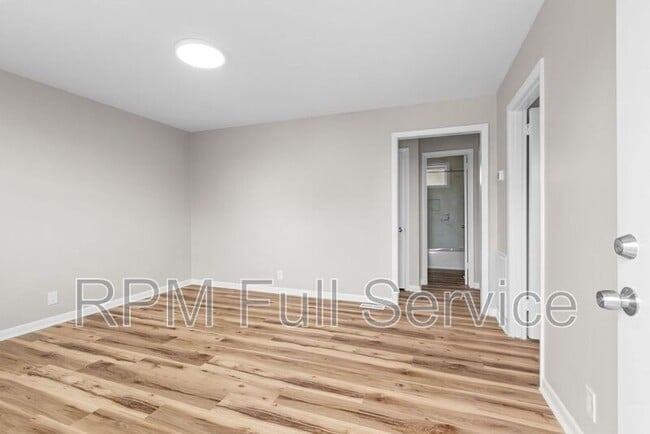 Building Photo - 895a W Sharpe Ave