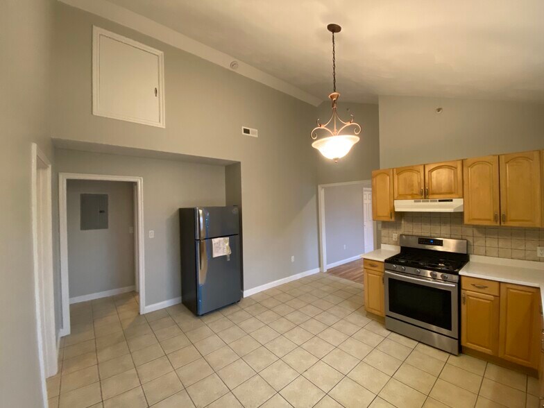 Building Photo - 118 Beverly St