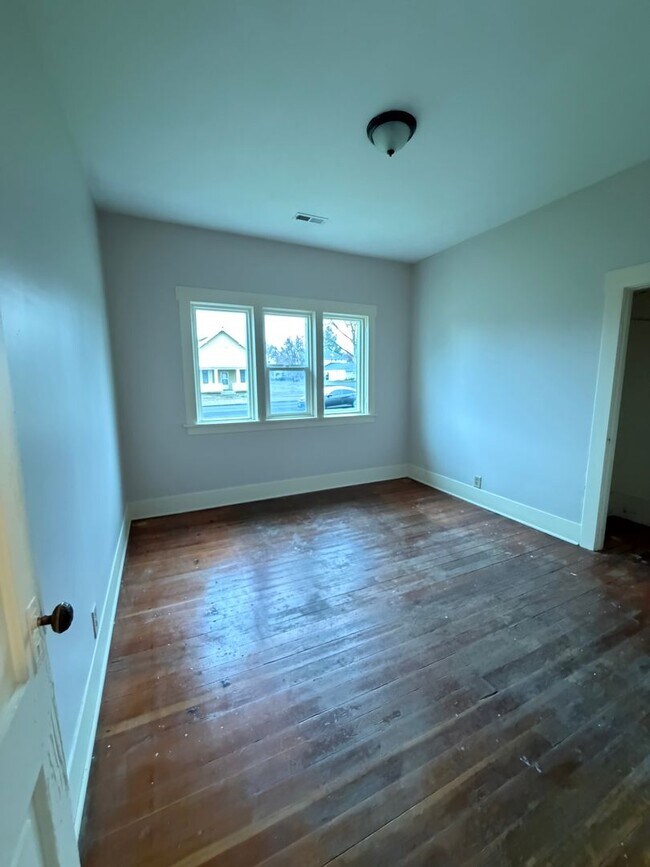 Building Photo - Large 2 bedroom 1 bath with bonus room