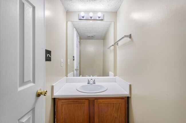 Building Photo - 314 Country Club Dr