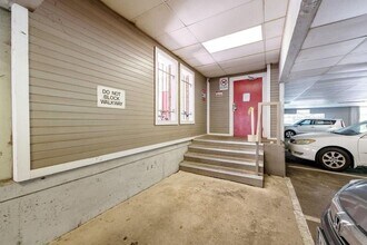 Building Photo - 1/1 Condo in Gated Community
