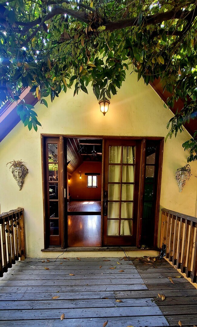 Building Photo - 2038 N Las Palmas Ave