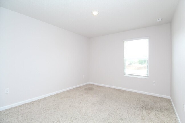 Building Photo - Spacious 4-Bed, 2-Bath East Milton Home with 2-Car Garage, Open-Concept Kitchen, Primary Suite, F...