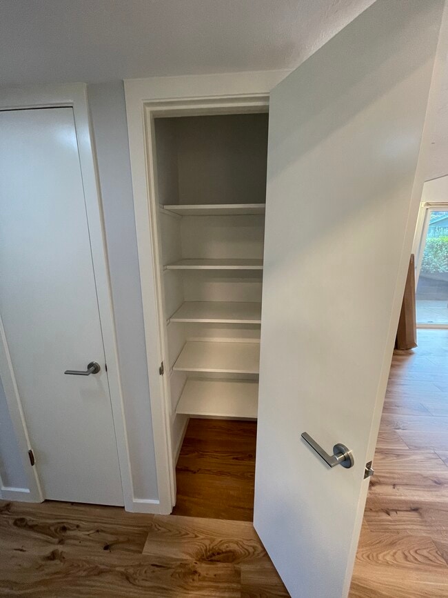 Building Photo - 36 Redwood Ave