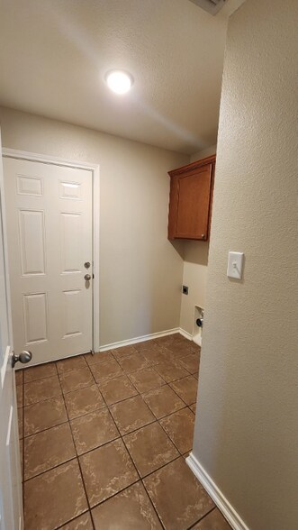 Building Photo - 6053 Pine Cone Ln