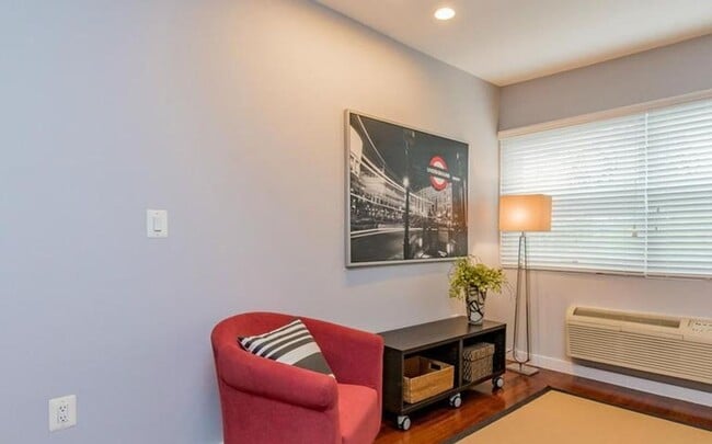 Building Photo - Charming Studio Condo in Shaw!