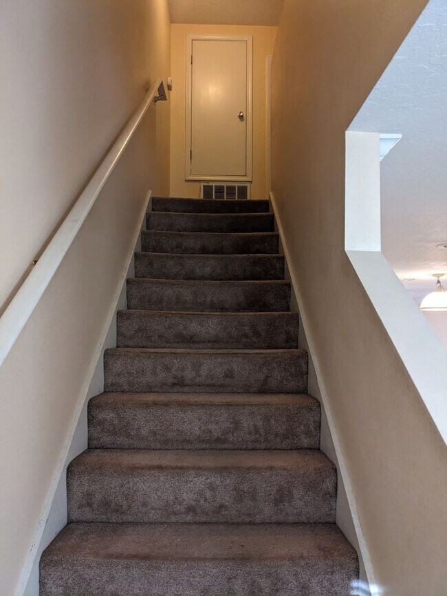 Building Photo - Townhouse with Pool Access. Assigned parking!