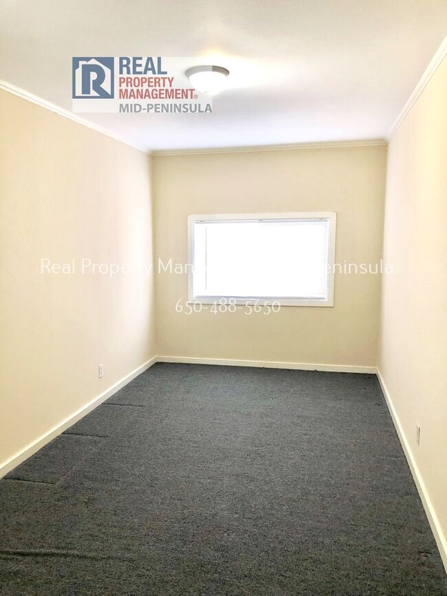 Building Photo - 2 Bedroom Apartment with covered car garage