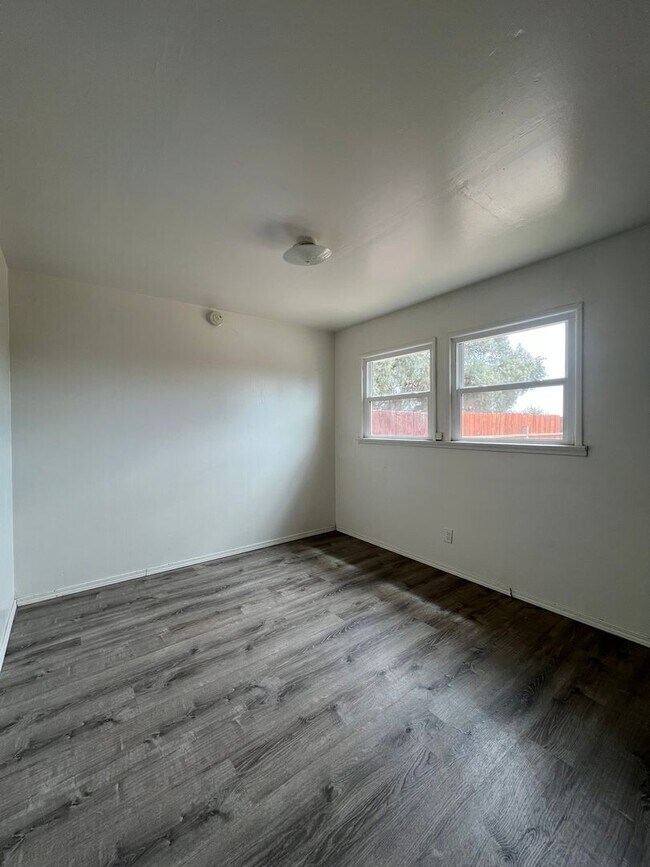 Building Photo - P054