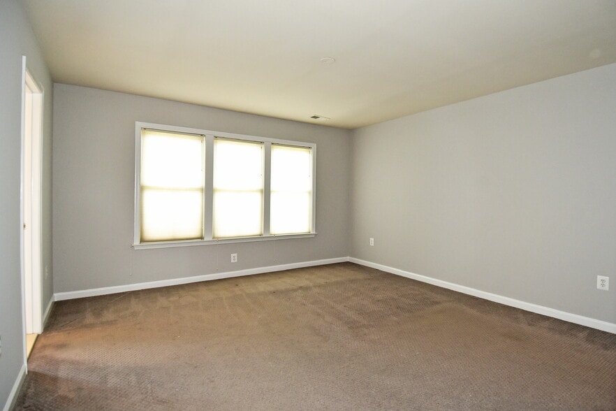 Building Photo - 2602 S Kenmore Ct