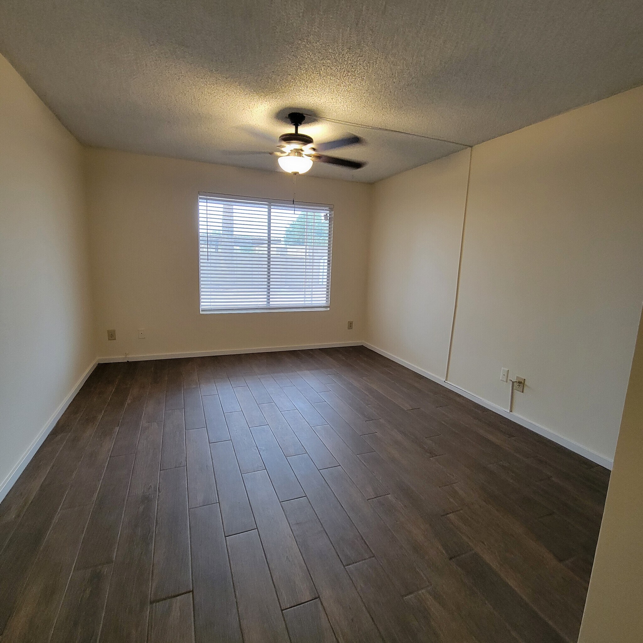 Building Photo - 2150 E Ellis Dr