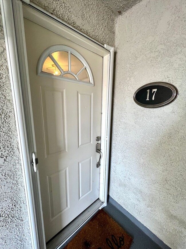 Building Photo - Bright Upstairs 2BR/1.5BA with Parking & G...