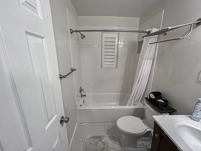 Building Photo - Sunny and Bright 4 Bedroom 3 Bath 2 Level ...
