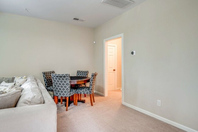 Building Photo - Custom built home in a great location in B...