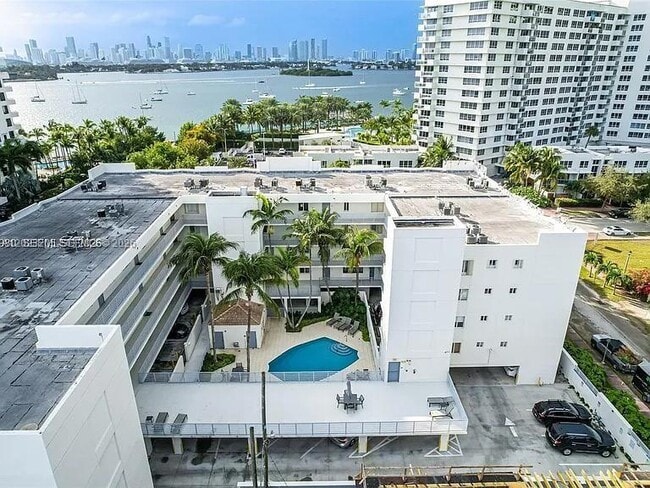 Building Photo - 1401 Bay Rd