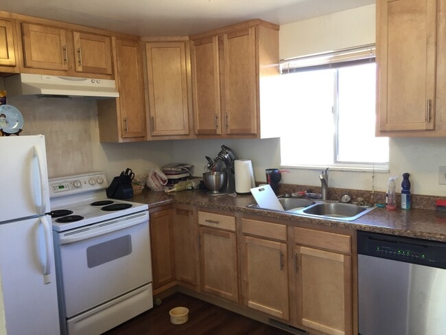 Building Photo - PRE LEASE: 3 Bed 1.5 Bath House Close To Campus!