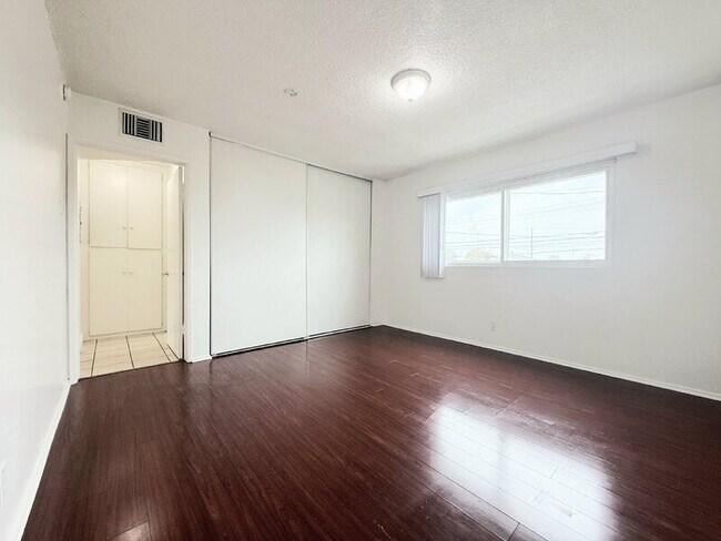 Building Photo - 10130 S Inglewood Ave