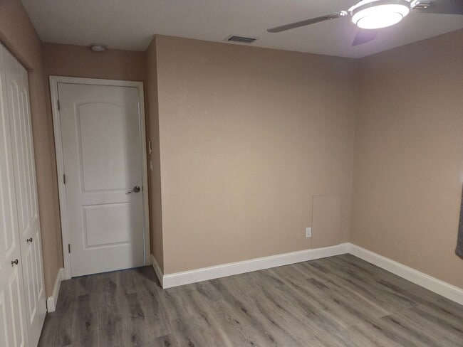 Building Photo - REMOLEDED WITH AWESOME KITCHEN