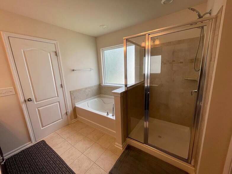 Building Photo - Room in House on Agnew Dr