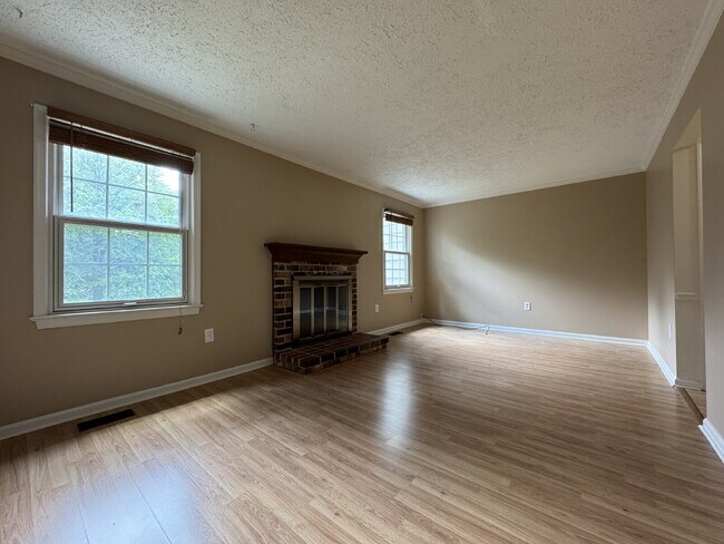 Building Photo - Delightful End-Unit Townhome in Courts of ...