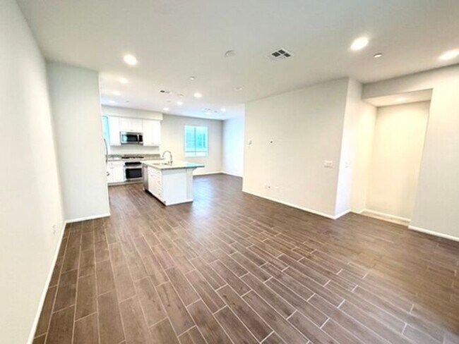 Building Photo - Luxury Townhome for Lease in Rancho Cucamonga