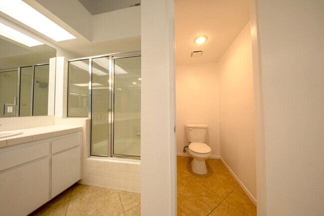 Building Photo - Sought after 2 bedroom 2 bath upstairs con...