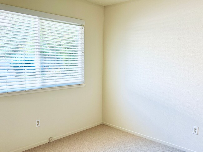 Building Photo - House like 2bed/1.5 Bath Condo with Spacious Corner Yard and 2 Car Garage
