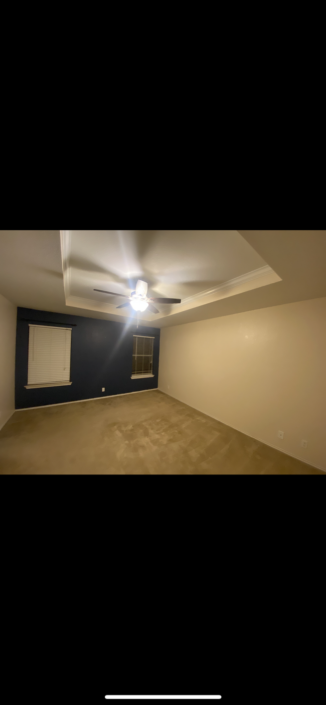 Master bedroom - 325 Jordan Cove