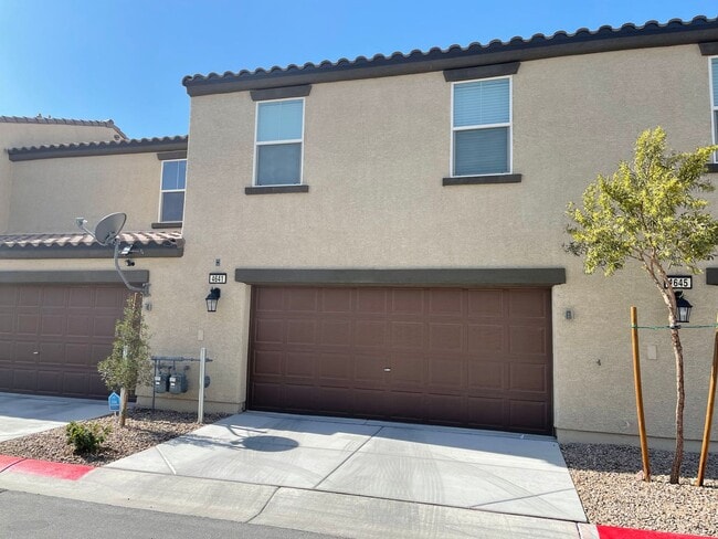 Building Photo - 3 bedroom townhouse in gated community!
