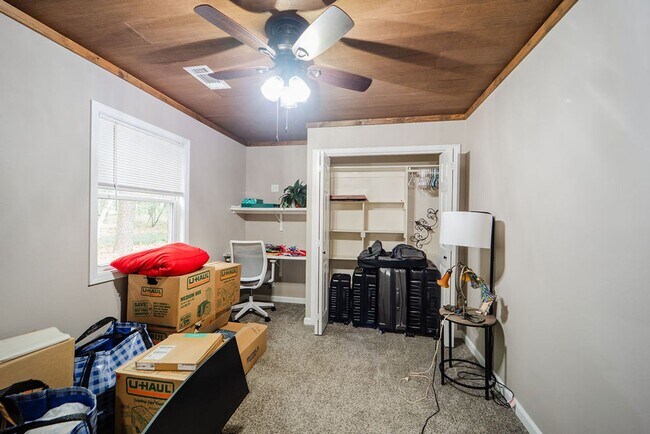 Building Photo - Charming 4 bedroom, 3 bathroom with lots of outdoor living space.