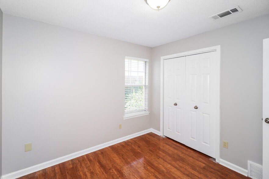 Building Photo - 1643 Dexter Ln