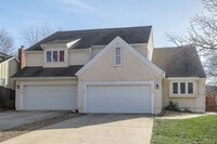 Building Photo - {11409} Updated Duplex in Fantastic Location + Two Car Garage + Main Level Master + Covered Deck