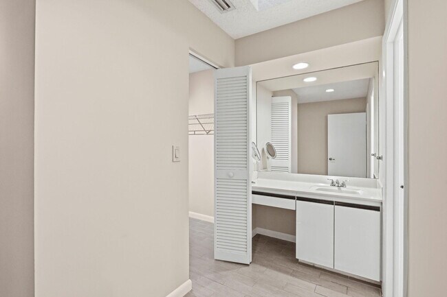 Building Photo - 6170 Bay Isles Dr