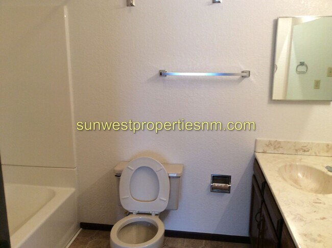 Building Photo - 3 Bed, 2.5 bath Condo