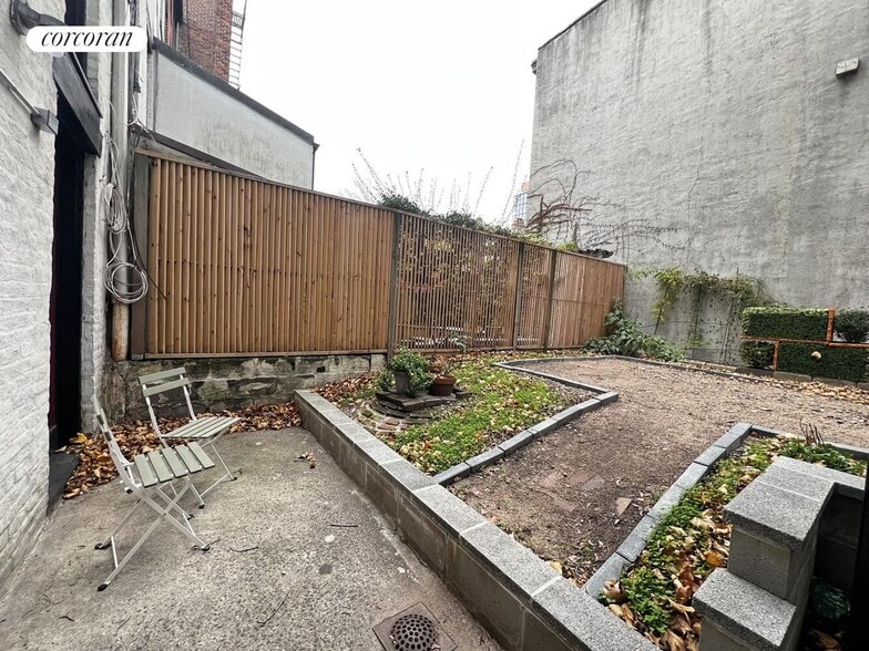 Building Photo - 4 Willow Pl