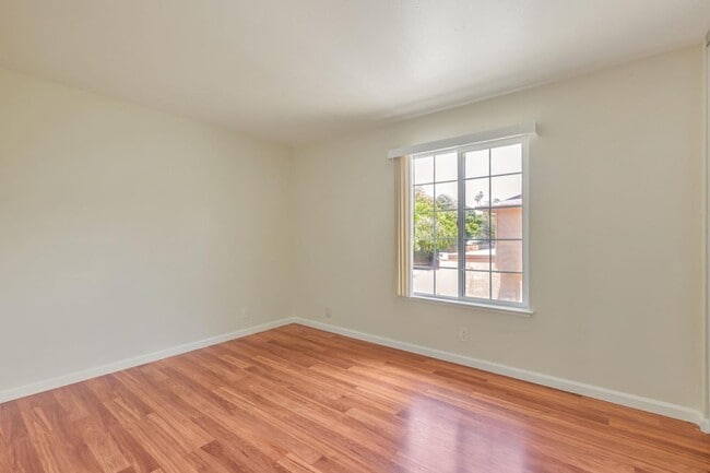 Building Photo - 985 Bellhurst Ave