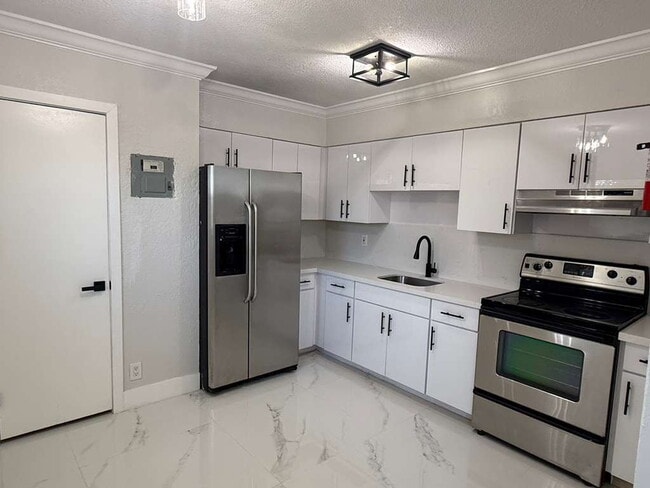 Building Photo - Modern 2-Bedroom | New Kitchen, Bath & Til...