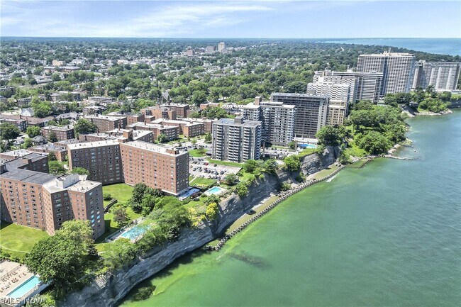 Building Photo - 11850 Edgewater Dr