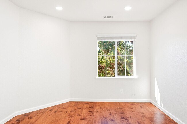Building Photo - Beautiful single 4 Bed, 2.5 Bath Family Home in Quiet Neighborhood!