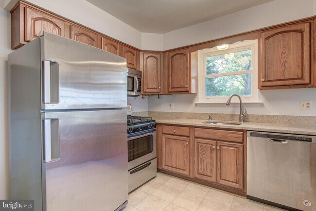 Building Photo - 8120 Drayton Ln